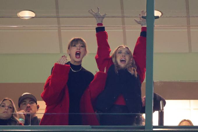 GREEN BAY, WISCONSIN - 03 DECEMBRIE: Taylor Swift și Brittany Mahomes reacționează într-o suită în timpul jocului dintre Kansas City Chiefs și Green Bay Packers la Lambeau Field pe 03 decembrie 2023 în Green Bay, Wisconsin. (Fotografia de Stacy RevereGetty Images)